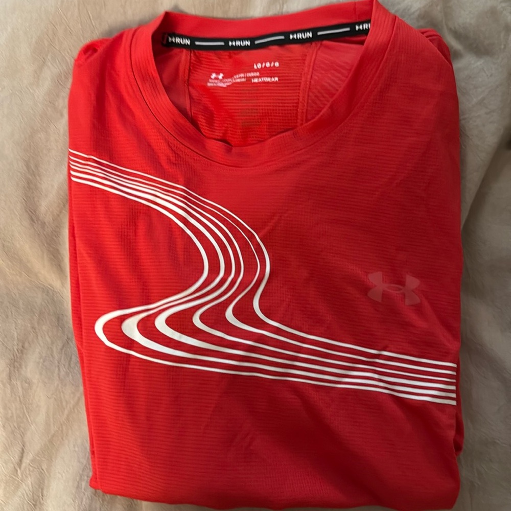 Under Armor - Men’s Heat Gear Short Sleeve Run Gear. Large